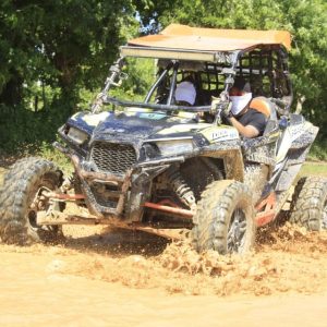 Buggy dominicain de Punta Cana avec plage et cenote