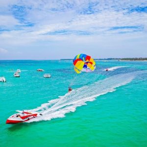 Area di Punta Cana: Crociera di festa con paracadute e open bar